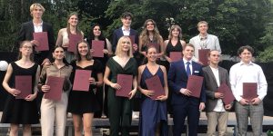Notendurchschnitt 1,0:  Die Freie Waldorfschule Diez feiert ihre besten Abiturientinnen 2021